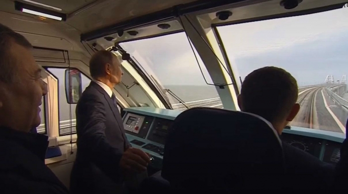 Путин в кабине машиниста едет из Керчи в Тамань по Крымскому мосту