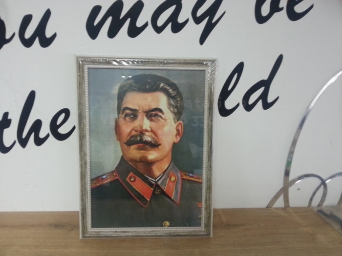 Москвич попытался повесить портрет Сталина в подъезде и умер