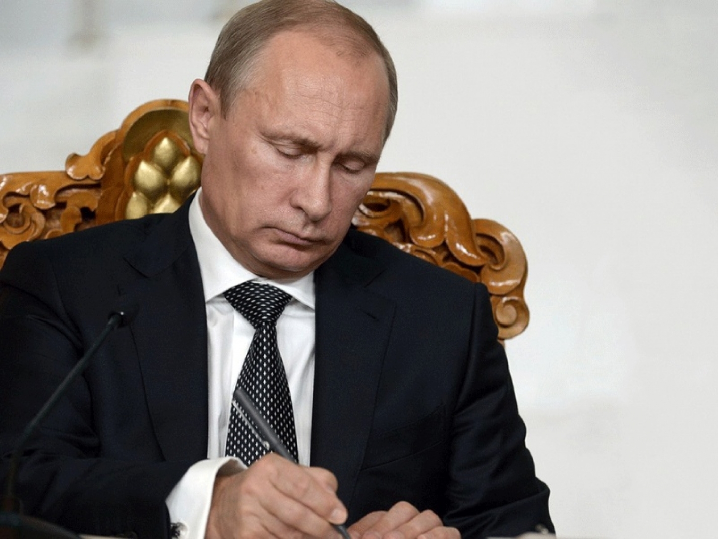 Путин перенес на август срок подачи чиновниками деклараций о доходах