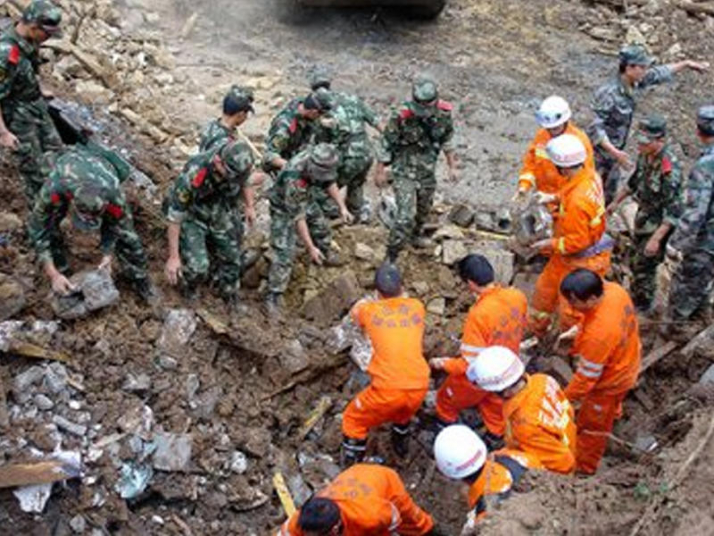 Четыре человека извлечены из-под завала на камчатском водопаде