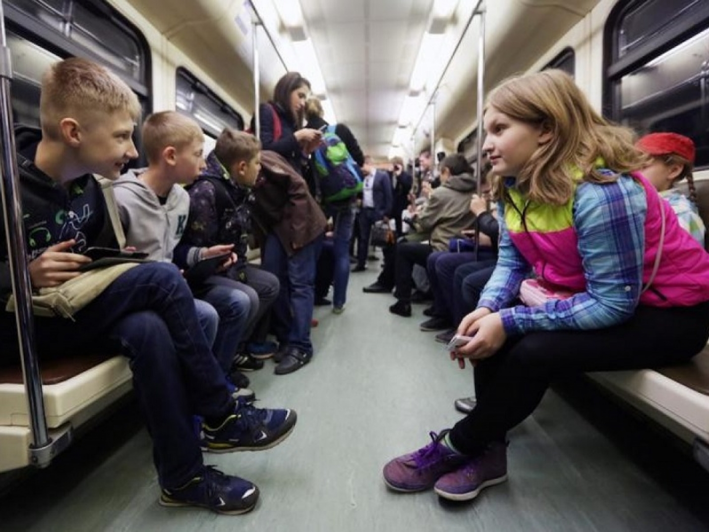 Метрополитен дети. Метро для детей. Дети в метро Москва. Пассажиры Московского метро. Экскурсия в метро с детьми.