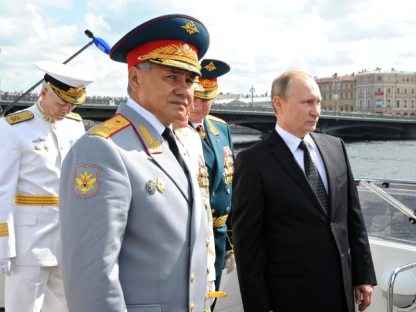 Путин провел переговоры с Шойгу после парада ВМФ