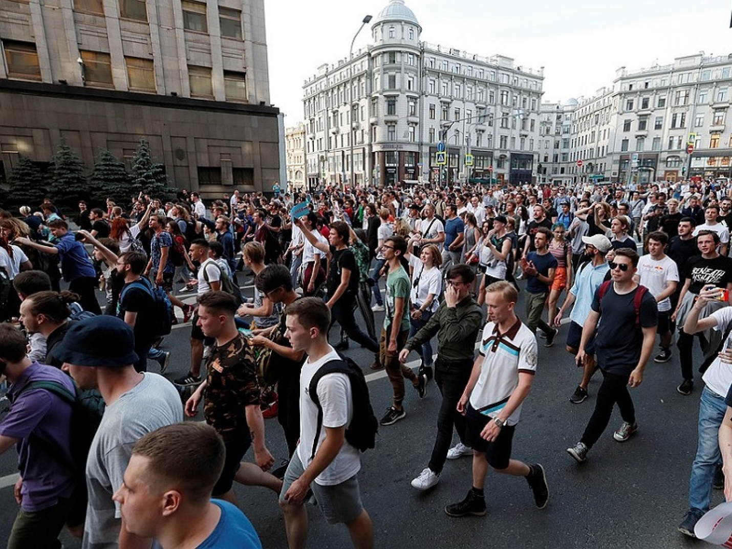 Митинг описание. Митинг 10 августа 2019 в Москве. Массовые мероприятия. Толпа на площади. Толпа митинг.
