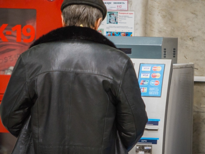 ЦБ призвал банки ограничить выдачу наличных через банкоматы