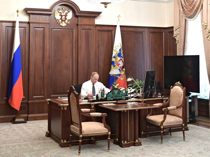 Владимир Путин показал тайную комнату в своем кабинете