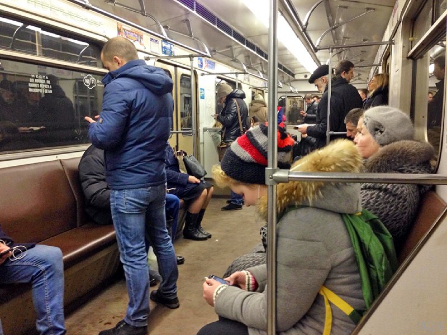 Чел в метро. Люди в метро Москвы. Парень в метро. Люди в метро зимой.
