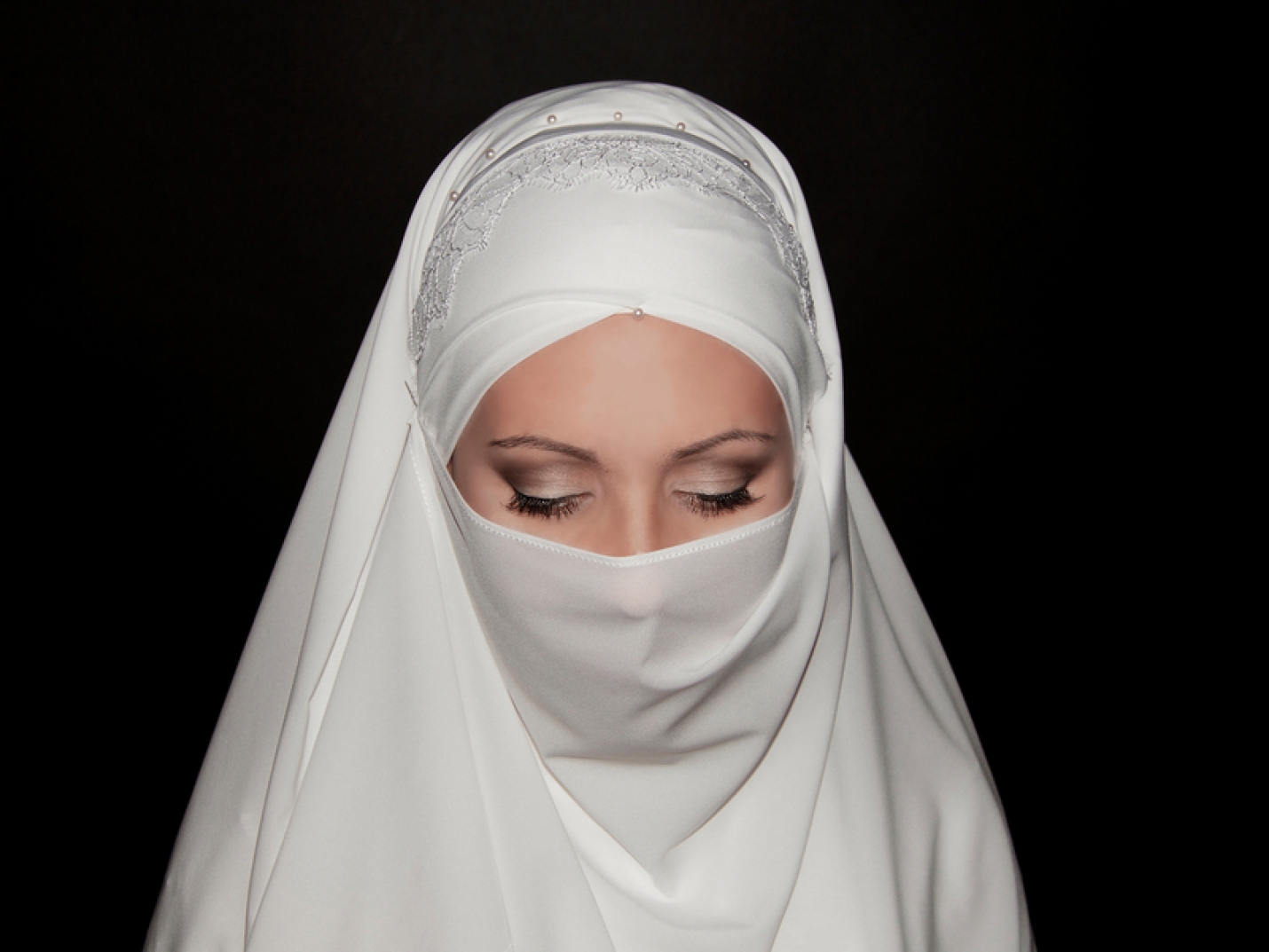 Мусульманка подала в суд на авиакомпанию из-за просьбы снять хиджаб