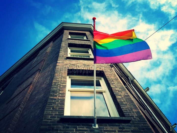 Посольство Великобритании вывесило флаг ЛГБТ в Москве