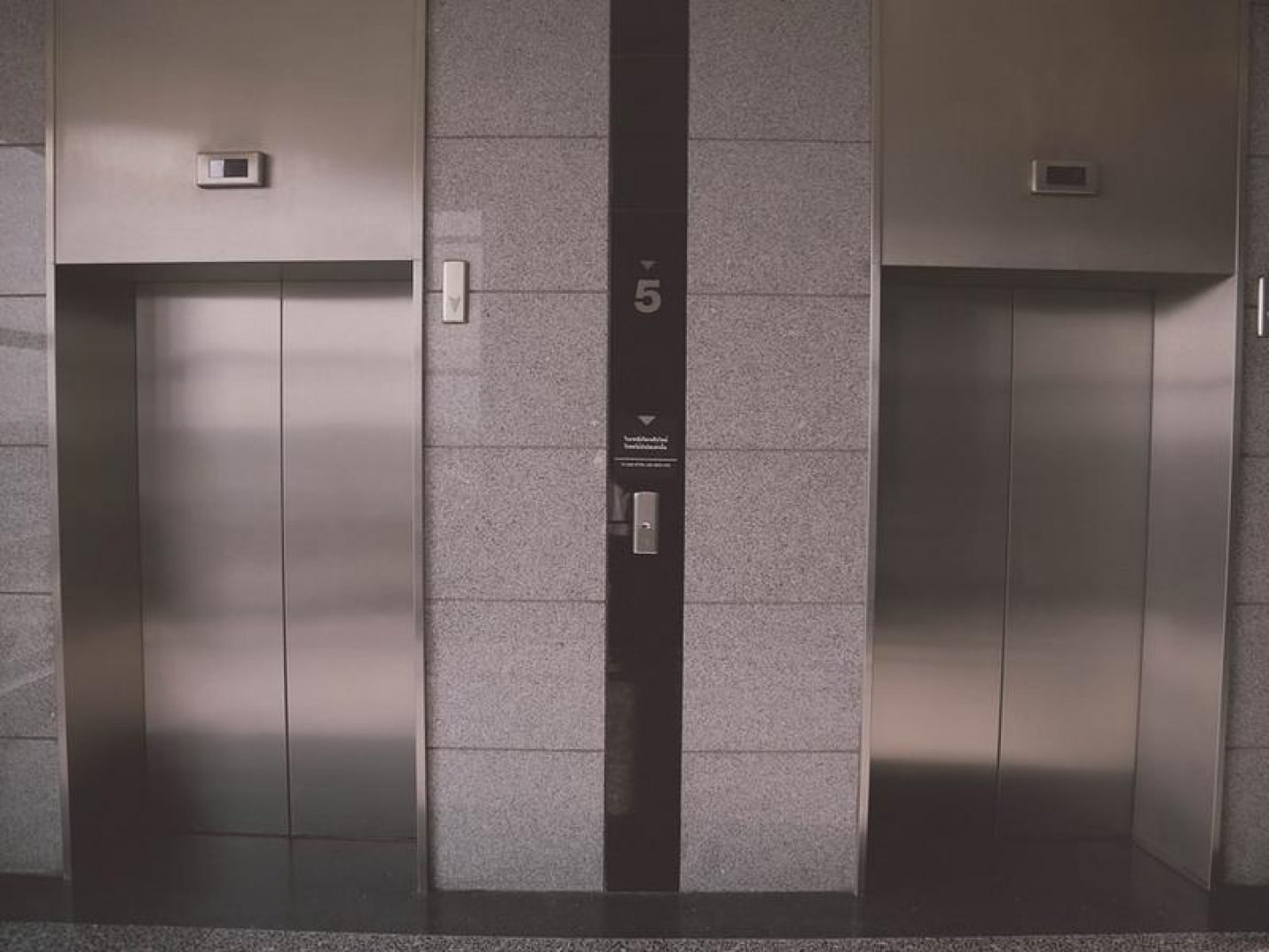 В домах москвичей заменили две тысячи лифтов.
