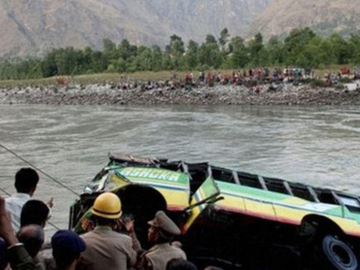 15 человек погибли при падении автобуса в реку в Нигерии