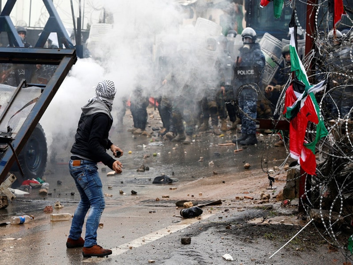 В Бейруте возобновились столкновения между полицией и демонстрантами