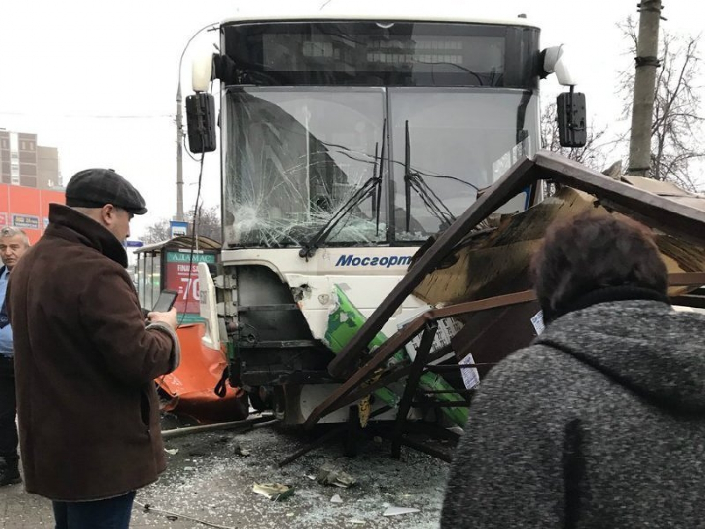 На юго-востоке столицы автобус врезался в остановку