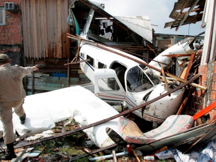 Три человека погибли в результате падения самолета на жилой дом в США