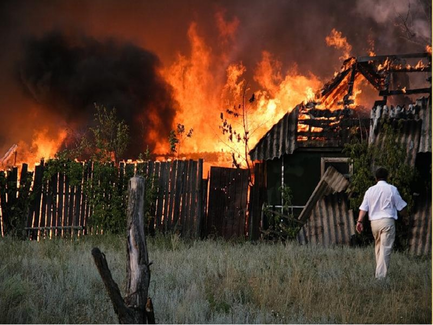 В Кировской области пожарные помогли семье с четырьмя детьми спастись из пожара.