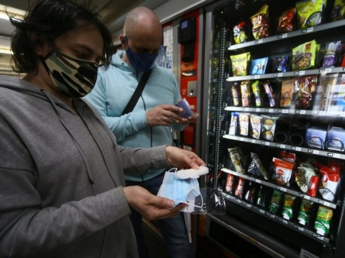 В Таиланде специальное устройство не пускает в магазин покупателей без масок