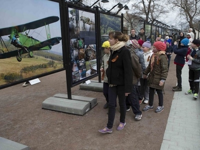 Фотовыставки ко Дню учителя открылись на бульварах в центре столицы