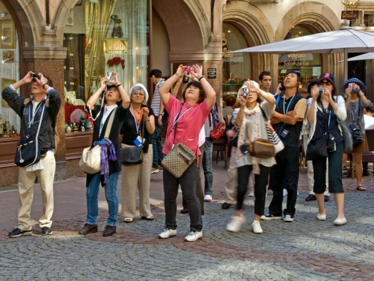 Группа туристов из италии. Туристы в городе. Европейские туристы. Группа туристов. Толпа туристов.