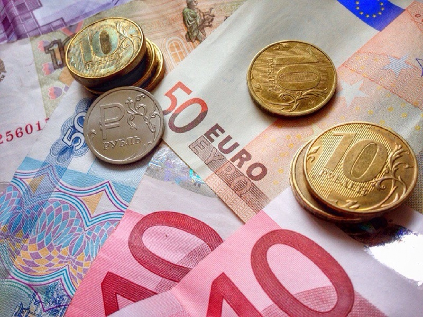 Российская валюта дешевеет по отношению к доллару и евро