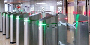 Проездные с новогодним дизайном начали продавать в метро Москвы