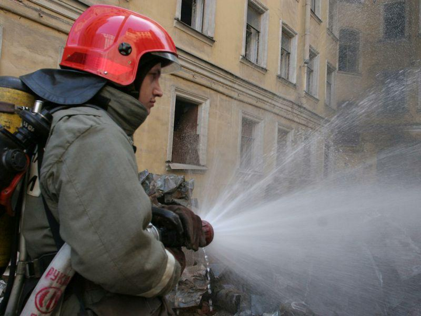 Спасатели ликвидировали пожар в автосервисе в центре Москвы