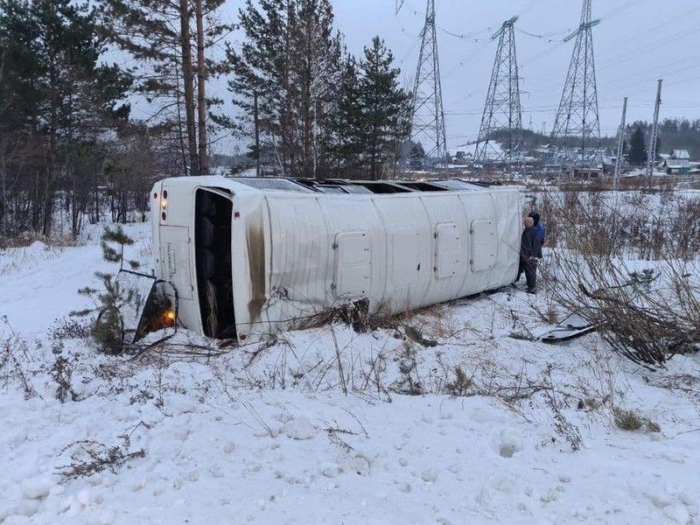 Автобус с рабочими перевернулся в Иркутской области