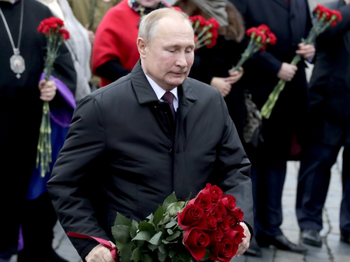 Путин возложил цветы к могиле Ланового