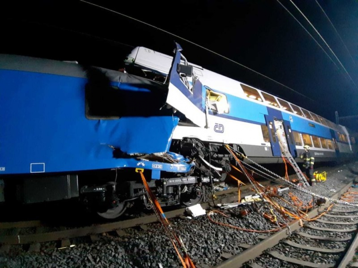13 человек пострадали при столкновении поездов в Чехии