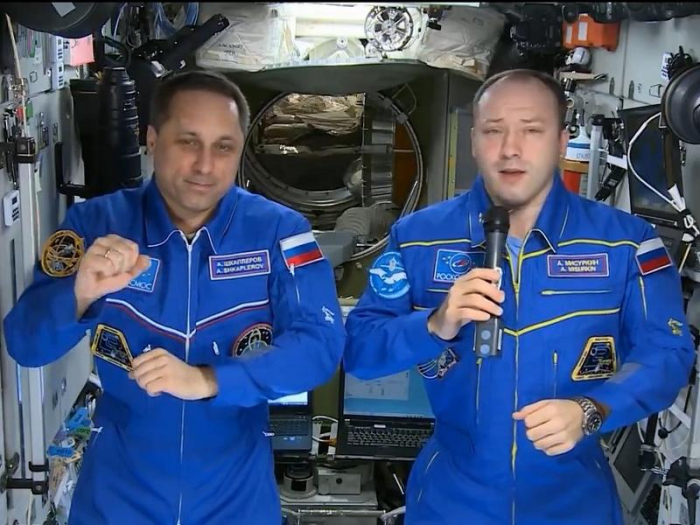 Космонавты поздравили россиян с Днем защитника Отечества
