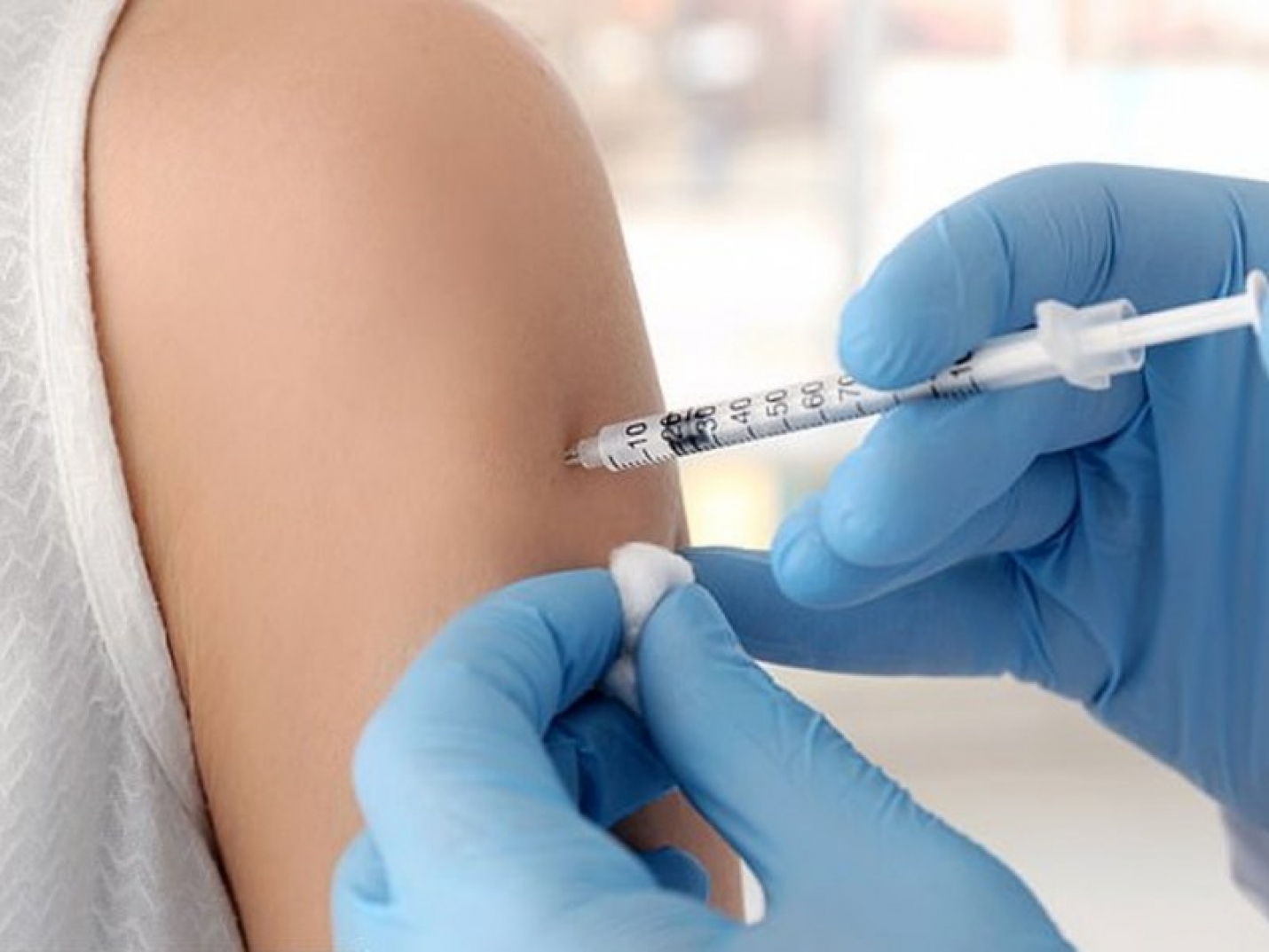 Массовая вакцинация от коронавируса в России начнется в 2021 году