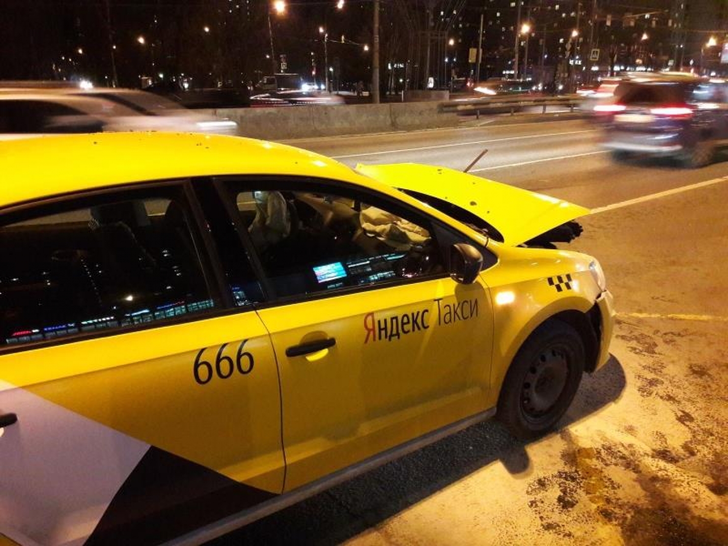 Скорая и такси столкнулись на востоке Москвы