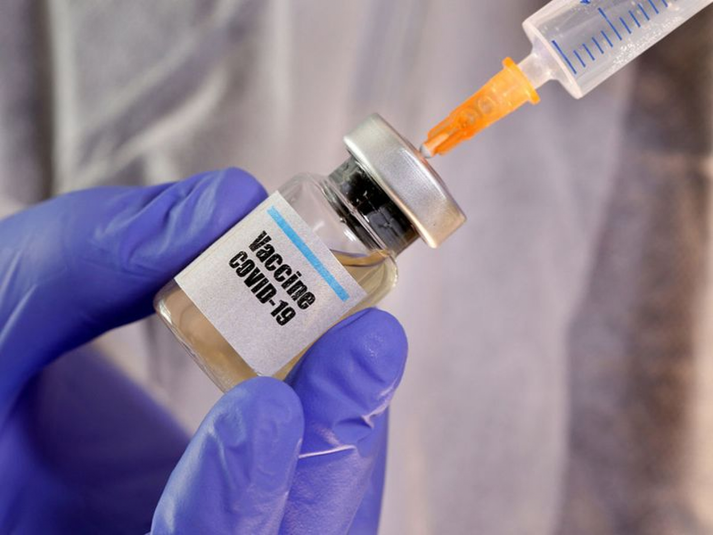 В США сотрудник медцентра намеренно испортил 500 доз вакцины от COVID-19