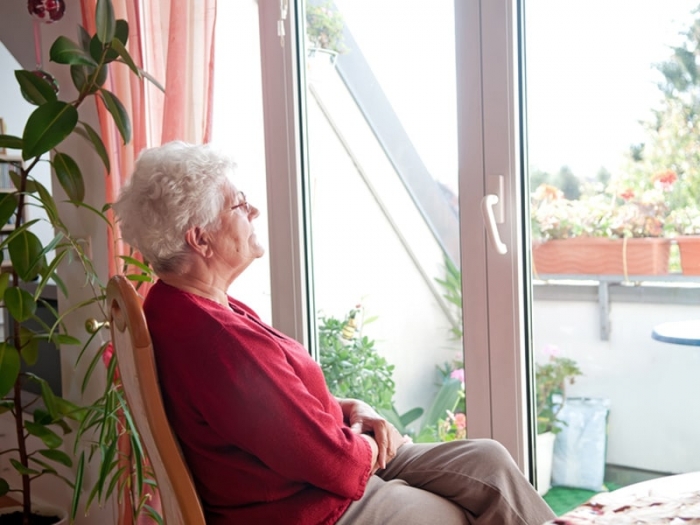 Жителям Подмосковья старше 65 лет рекомендовали оставаться дома
