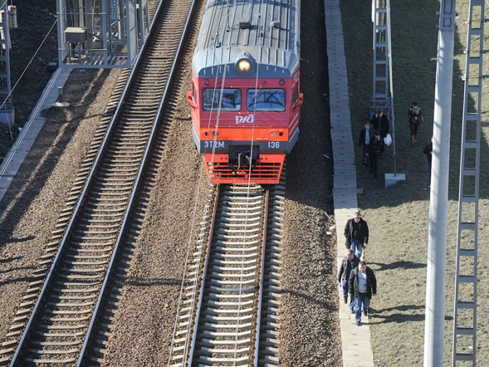 Поезд сбил пассажира на железной дороге станции Перово