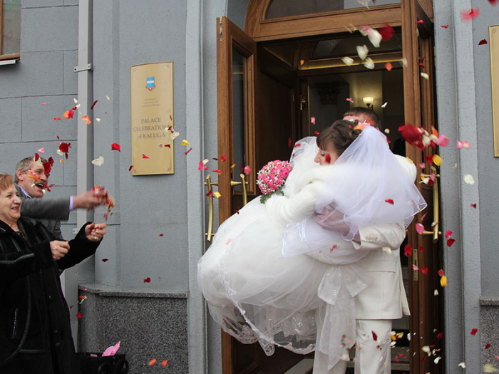 Около 60 пар поженятся в Рождество в Москве