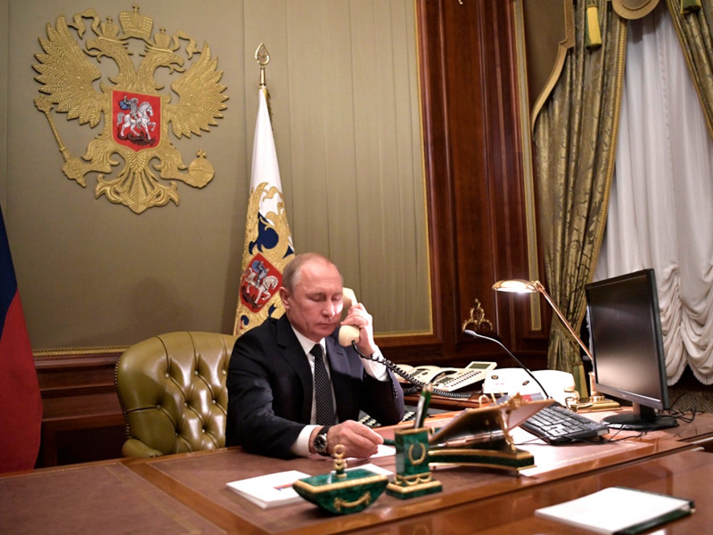 Путин разговаривает по телефону