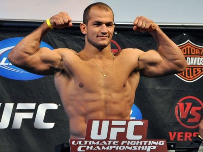 От участия в главном поединке турнира UFC в Москве отказался бразильский боец