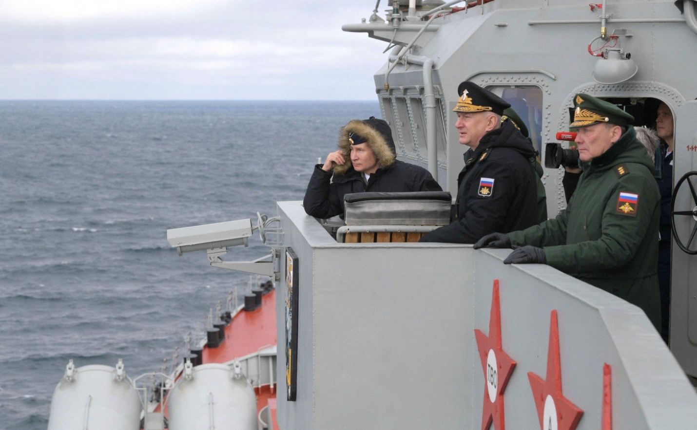 Путин с борта ракетного крейсера понаблюдал за учениями в Чёрном море