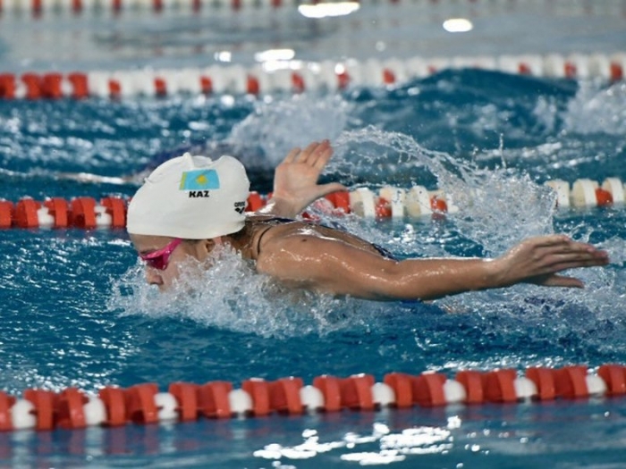Олимпийская чемпионка проплыла дистанцию со стаканом молока на голове