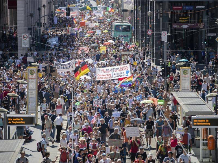 Жители Германии вышли на митинг против антиковидных мер