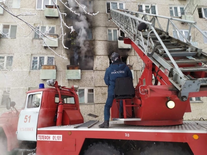 Водитель экскаватора с помощью ковша спас людей при пожаре в Москве