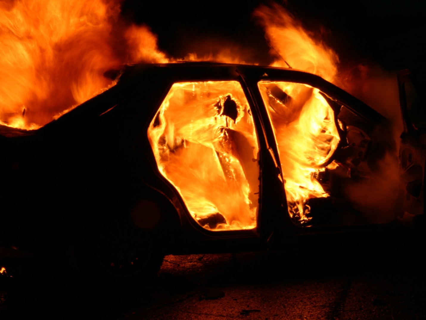 Четыре машины на парковке в 6-м микрорайоне сгорели из-за поджога