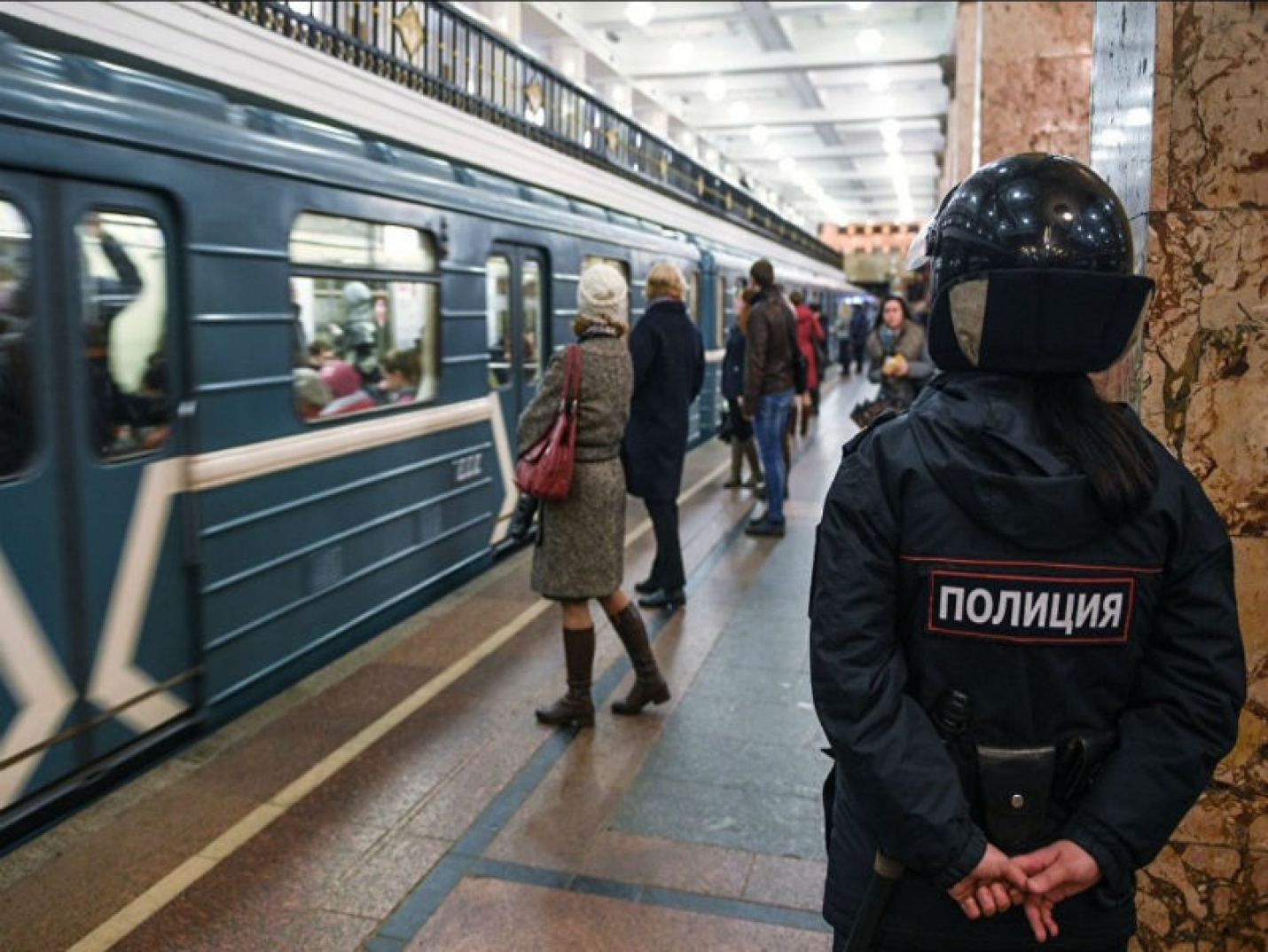 В Москве задержали мужчину, угрожавшего пассажирам в метро