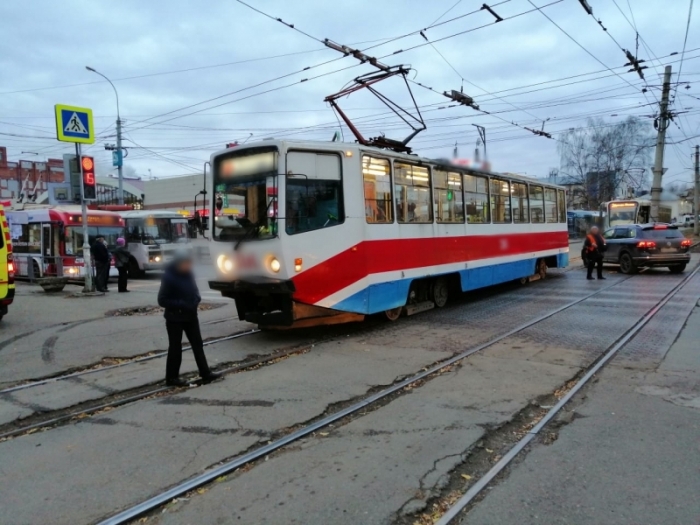 Трамвай наехал на пешехода на севере Москвы