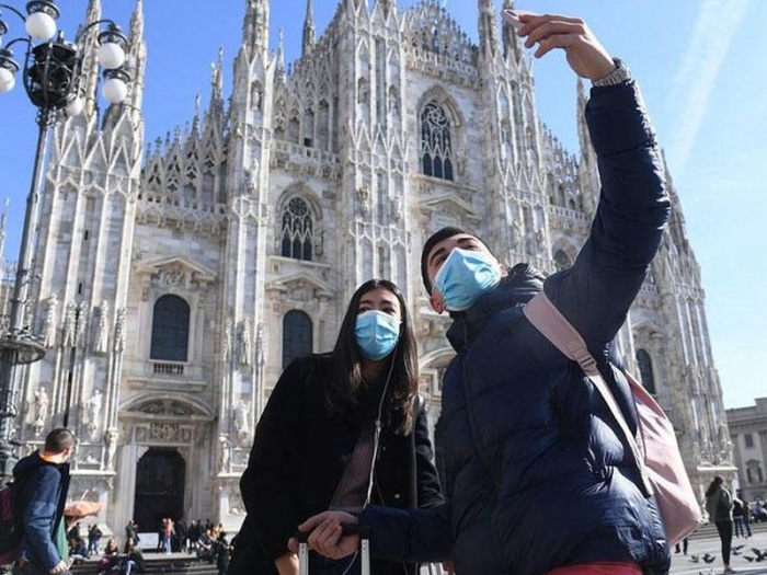 Поле пандемии туристы отказываются тереть скульптуры и пожимать руки