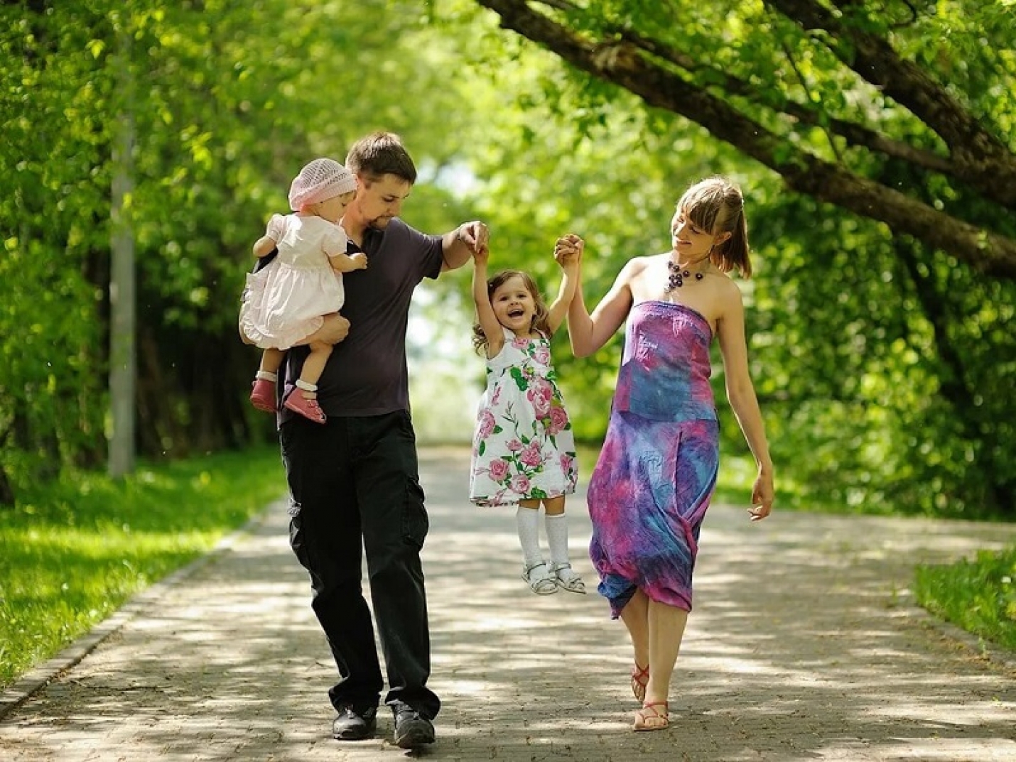 Володя вместе с семьей. Семья на прогулке. Дети на летней прогулке. Прогулка в парке с детьми. Семья с детьми на прогулке.