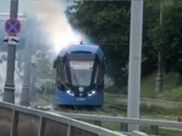 Искрящийся московский трамвай сняли на видео