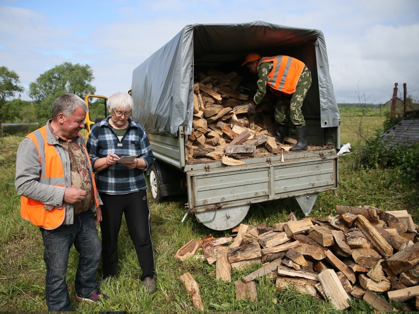 Уголь и дрова доставили на дачи пожилым москвичам